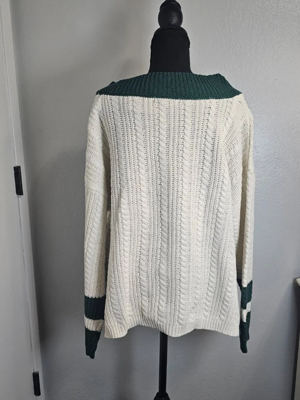 NEW Forever21 Cable Knit V-neck White and Green Oversized Sweater - Size Medium - Picture 3 of 7